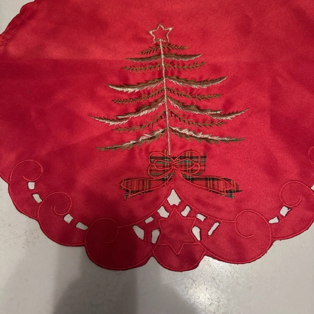 Placemats Set of 2 Home 15in Red Christmas Tree Embroidered‎ Scalloped Bow